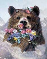 Большой бурый медведь с цветами